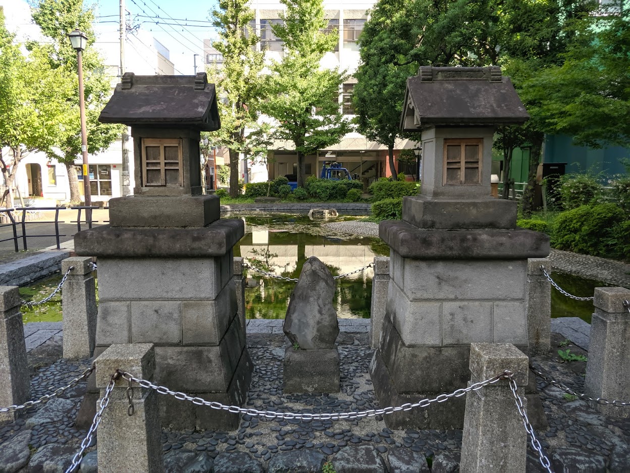 A small shrine in the center of Tokyo